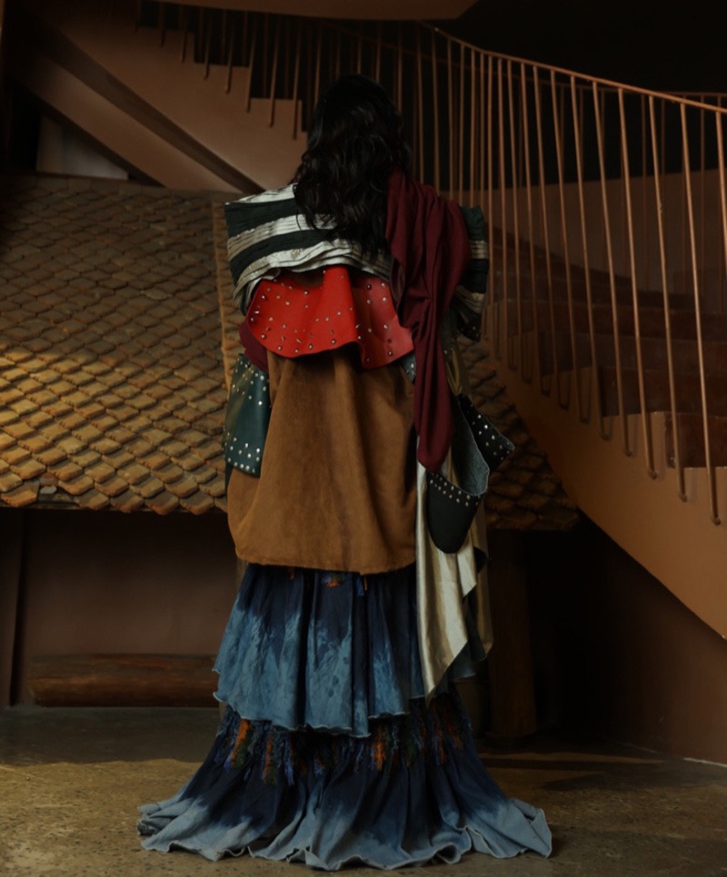 Back view on the staircase showing the leather panels and dip-dye train